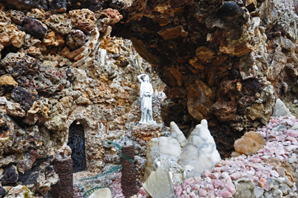 statues