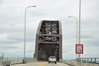 Mississippi river bridge divides Illinois and Missouri