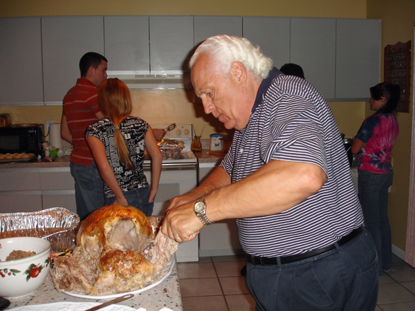 Lee Duquette carving the turkey