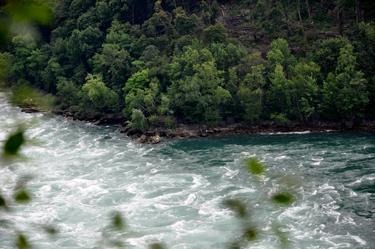 close-up of the Niagara River 