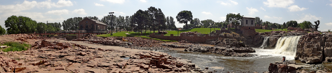 panorama showing Sioux Flalls and Queen Bee Mill