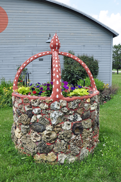 Planter wih Intersecting Arches