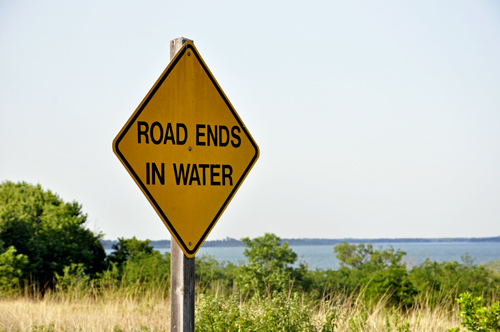 sign: Road ends in Water