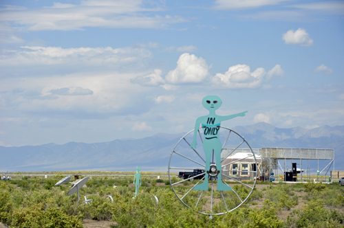 alien points the way to the parking lot