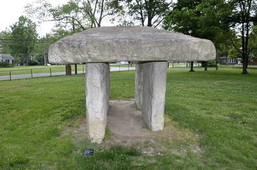 the art sculpture Dolmen