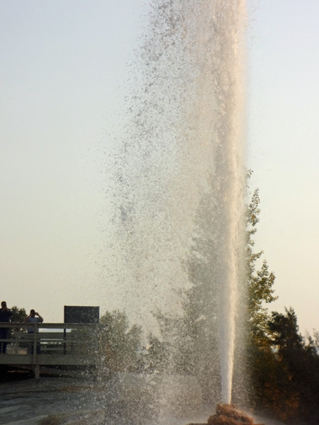 Soda Springs Geyser erupts to 100 feet high