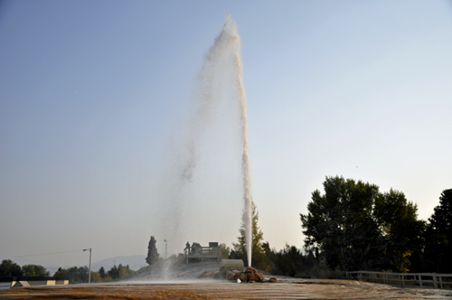 Soda Springs Geyser erupts to 100 feet high