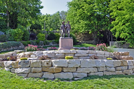 Tom Sawyer and Huck Finn statues