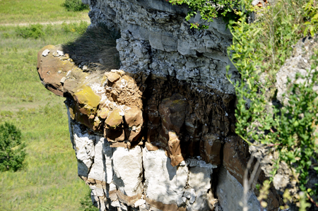 close-up of the colorful rock of Lovver's Leap in Hannibal, Missouri