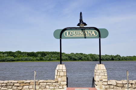 A Louisiana sign bu the Mississippi River