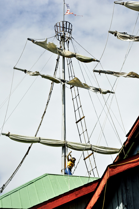 ship's mast at the Pirate's Landing Restaurant 