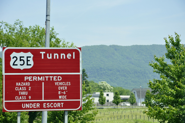 Sign warning about the Tunnel on 25E