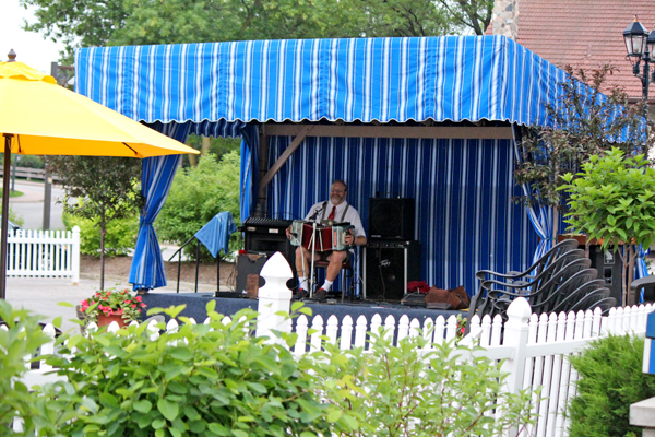 German Singer and Accordian player in Frankenmuth