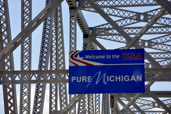 Welcome to the USA sign on the Blueriver Bridge