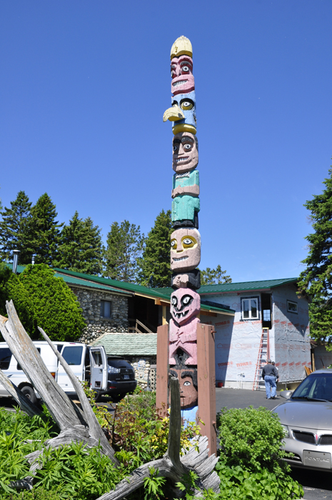 totem pole at Legs Inn in Cross Viillage