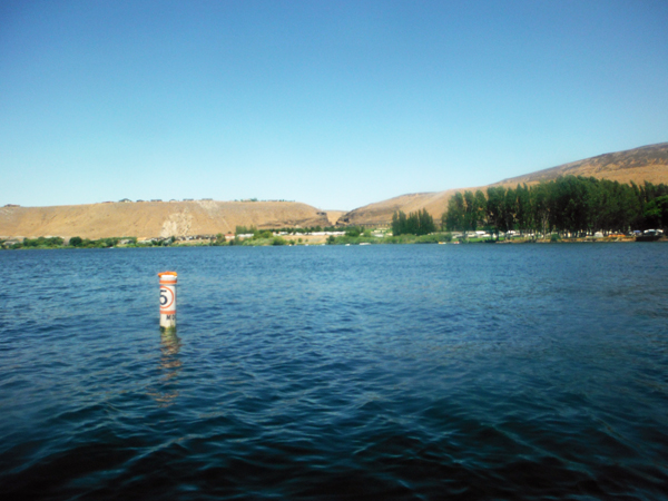 the scenic Columbia River and the towering basalt cliffs