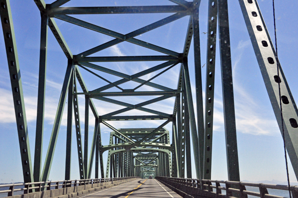 the bridge that connects Washington state and Oregon,