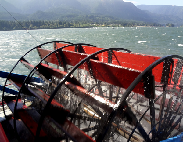 the paddlewheel sprirting up the river water