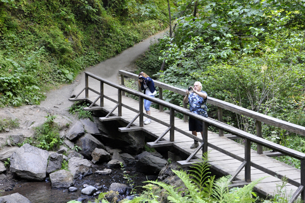 Ilse and Lee on the bridge