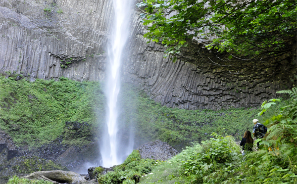 Lee and Ilse get closer to the falls