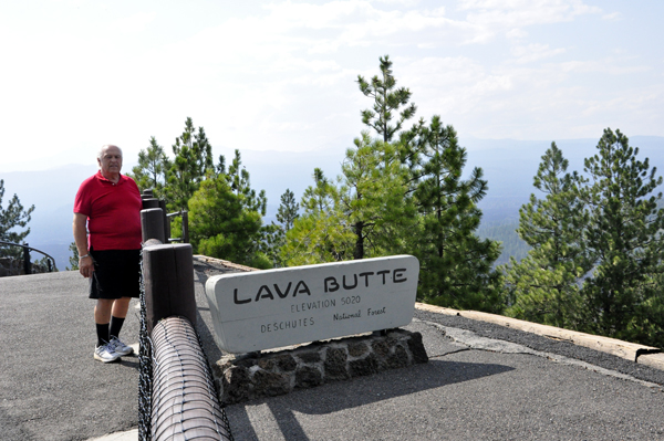 Lee duquette at the Lava Butte sign