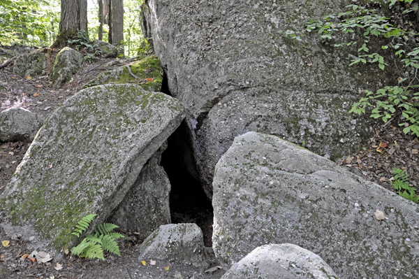 Bears Den at  Rock City Park