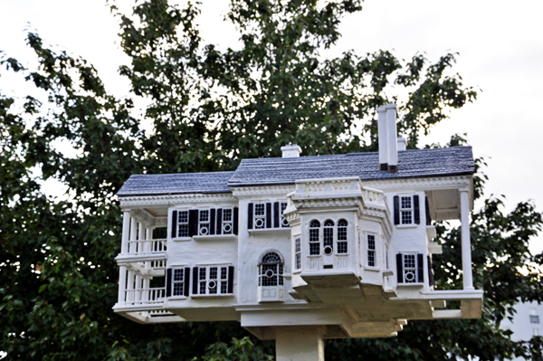 side view of the White House birdhouse