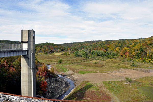 fall colors at Thomaston Dam
