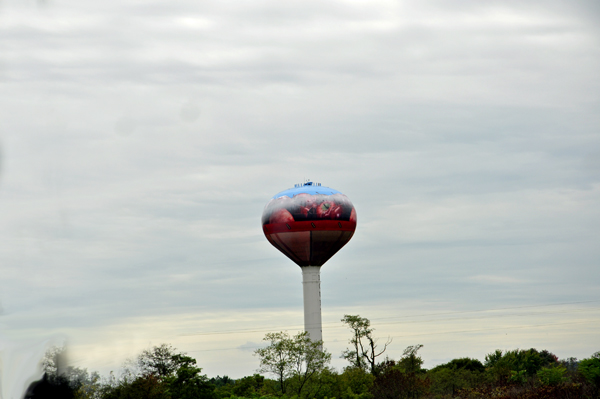 the apple water tower in Mount Jackson