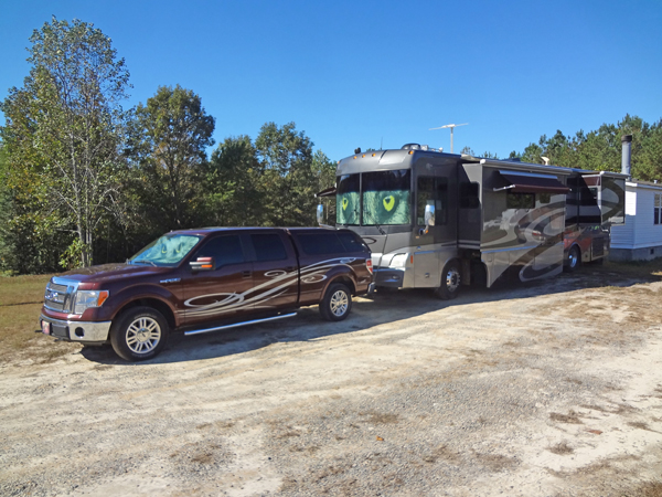 The RV and toad of the two RV Gypsies in their friends's yard.