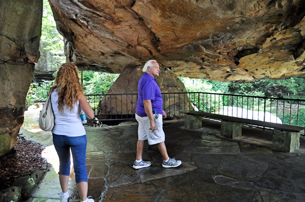 Lee Duquette and Ilse under the 1,000 Ton Balanced Rock