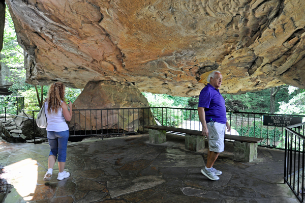 Lee Duquette and Ilse under the 1,000 Ton Balanced Rock