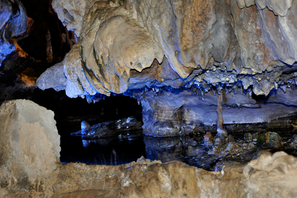 mirror pool waterfall in the cave of Ruby Falls