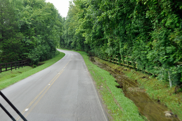 The road approaching the Lookout Mountain Chattanooga West KOA