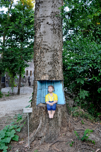 Tom Sawyer is carved into a real tree