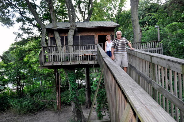 Ilse and Lee on the ramp to the tree house