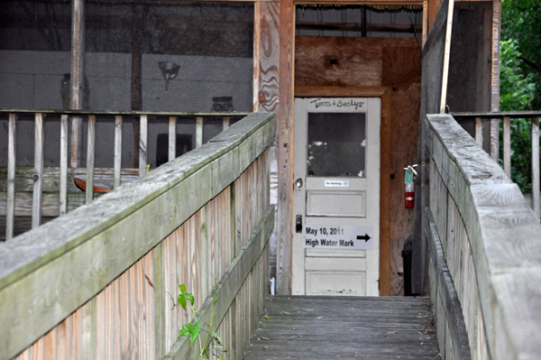 sign on door about flood leverl