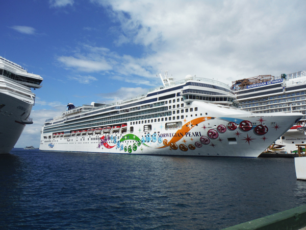 Norwegian Pearl cruise shipo