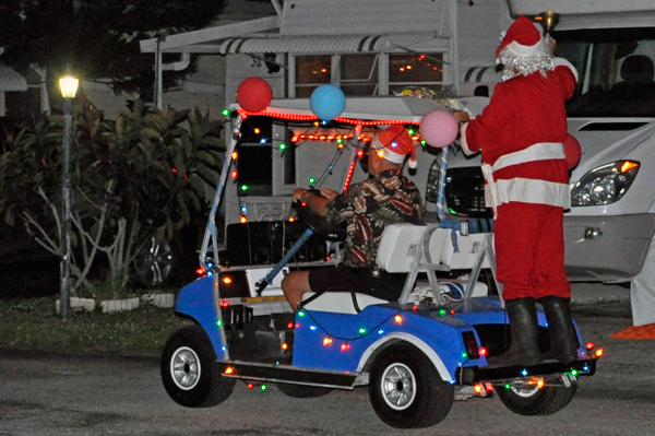 Santaб═rides on a golf cart