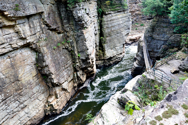 the Punch Bowl lookout as seen from Table Rock