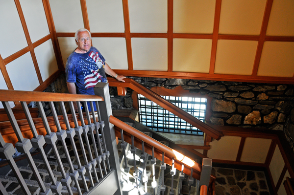 Lee Duquetteon staircase