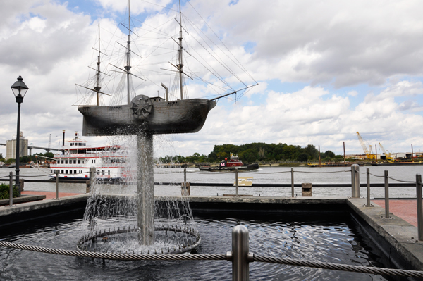 Savannah ships fountain