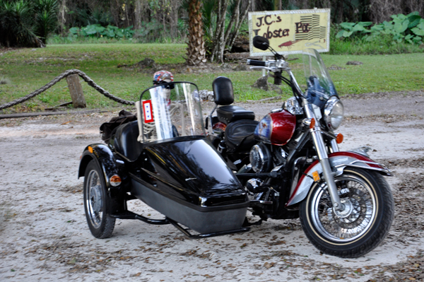 A skeleton in the motorcylc's side-car.