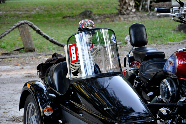 A skeleton in the motorcylc's side-car.