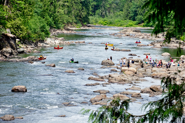 kayakers and people on the rocks