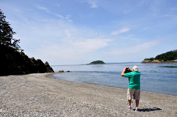 Lee Duquette taking panorama photos of the beach