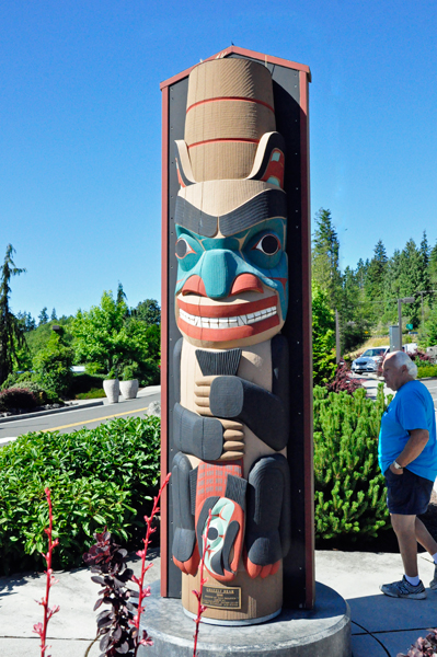 Grizzly Bear totem pole and Lee Duquette