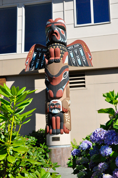  Wolf and Thunderbird totem pole