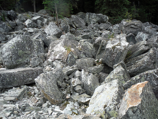 Big boulders on the Rock Garden trail