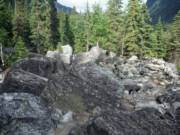 Big boulders on the Rock Garden trail